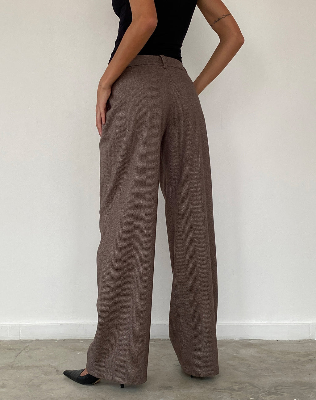 Helsa Low Rise Trouser in Dark Brown Tailoring